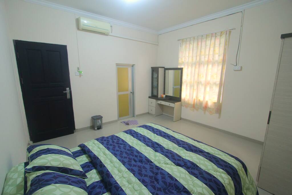 Queen size bed + Dresser