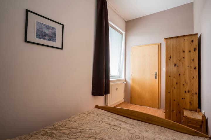 חדר שינה מס '1 עם מיטה זוגית. - חדר שינה עם מיטה זוגית.