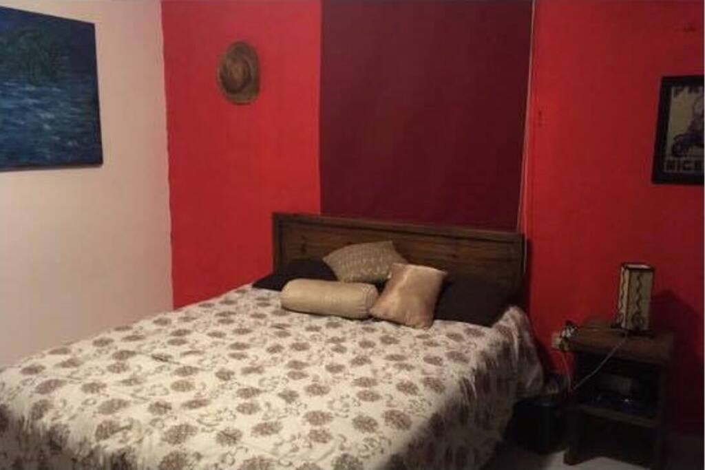 Room 1 Queen bed with closet and AC/Recamara 1 cama Queen con closet y aire acondicionado