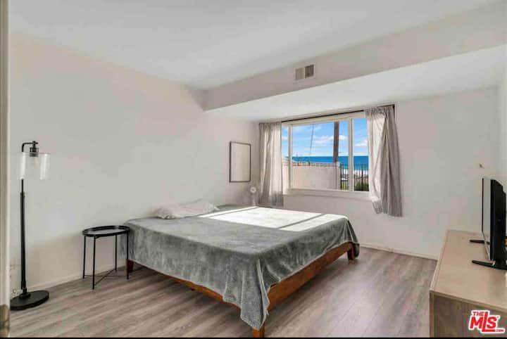 Dormitorio privado tamaño king de California con vista al mar y enorme escritorio en el armario disponible para trabajar si es necesario