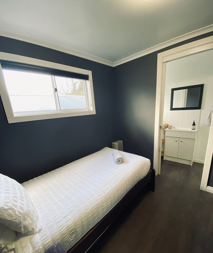 4号卧室配备大型智能电视和厕所。 适合第二个休息区