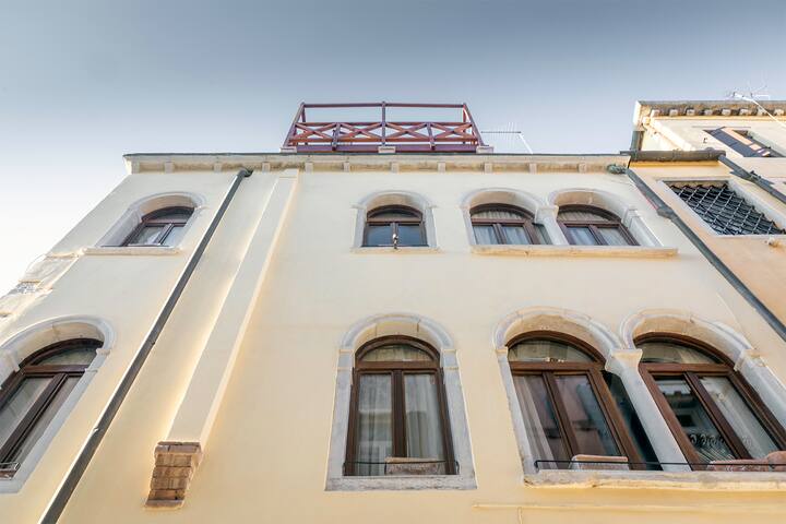 VeniceTownhouse, Entire Renovated Palazzo gallery image 5