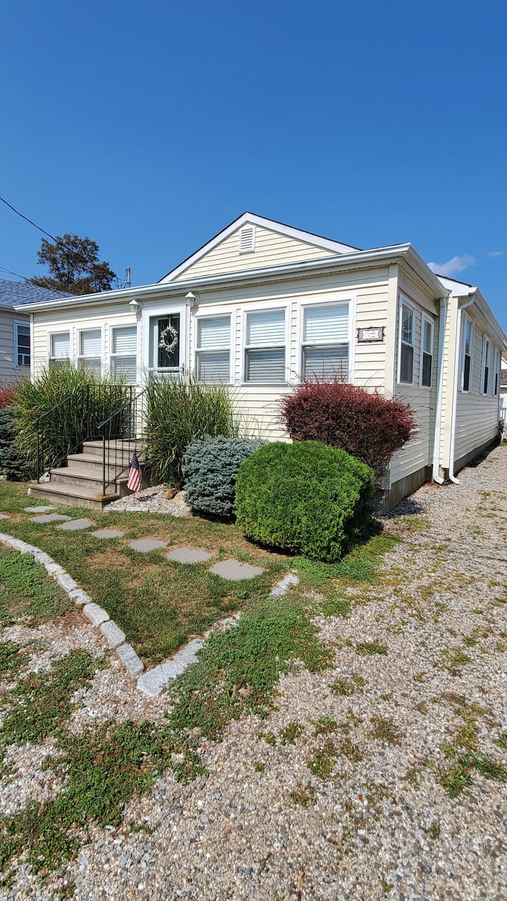 Cornfield Point CharmerWalk to Beach Houses for Rent in Old Saybrook