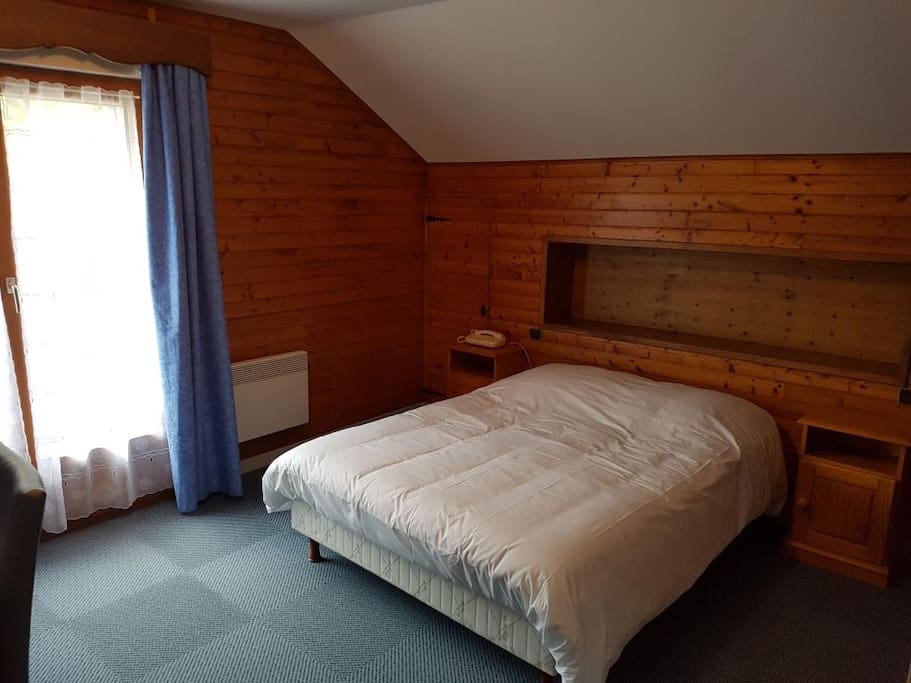 Des chambres dans le batiment principal ou dans notre chalet annexe