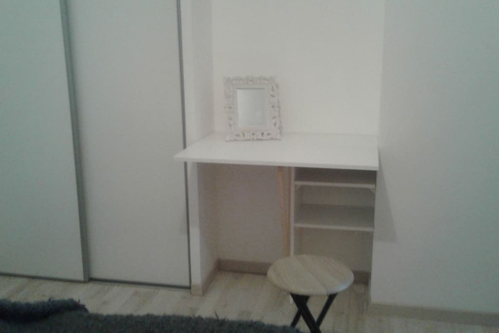 Petit bureau rétractable si besoin