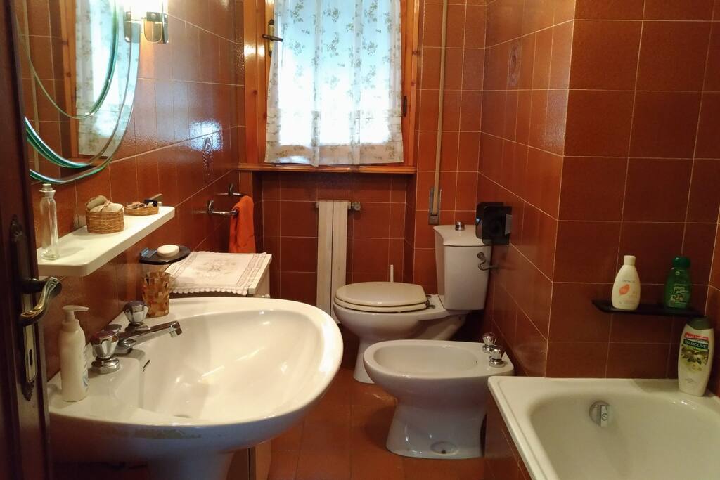 Bagno principale al primo piano con vasca