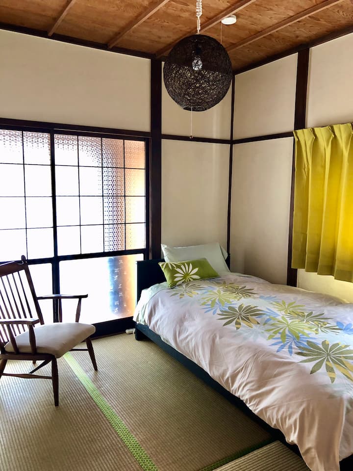 1階の和室ゲストルーム2（シングルベッド）。