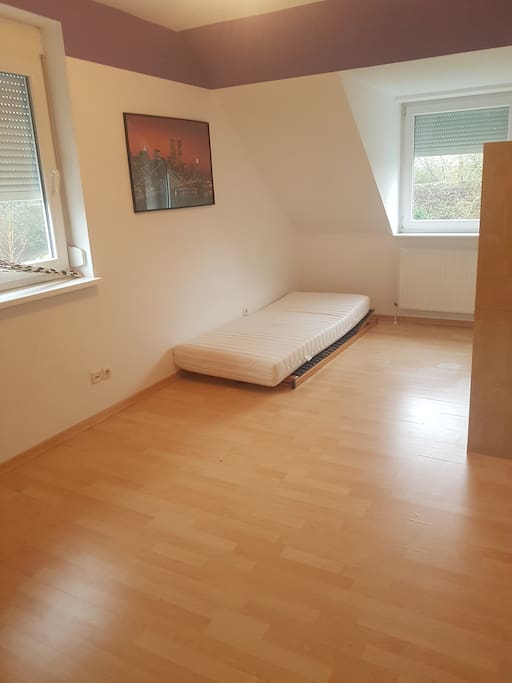 Zimmer mit 2 Fenstern