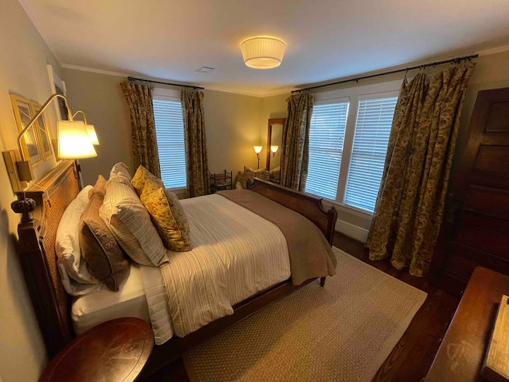 Guest bedroom with queen size bed