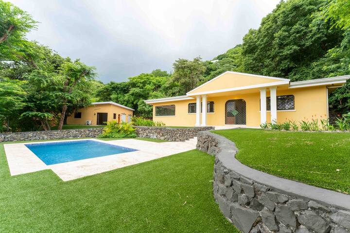 Hermosa private & fenced Villa minutes from beach