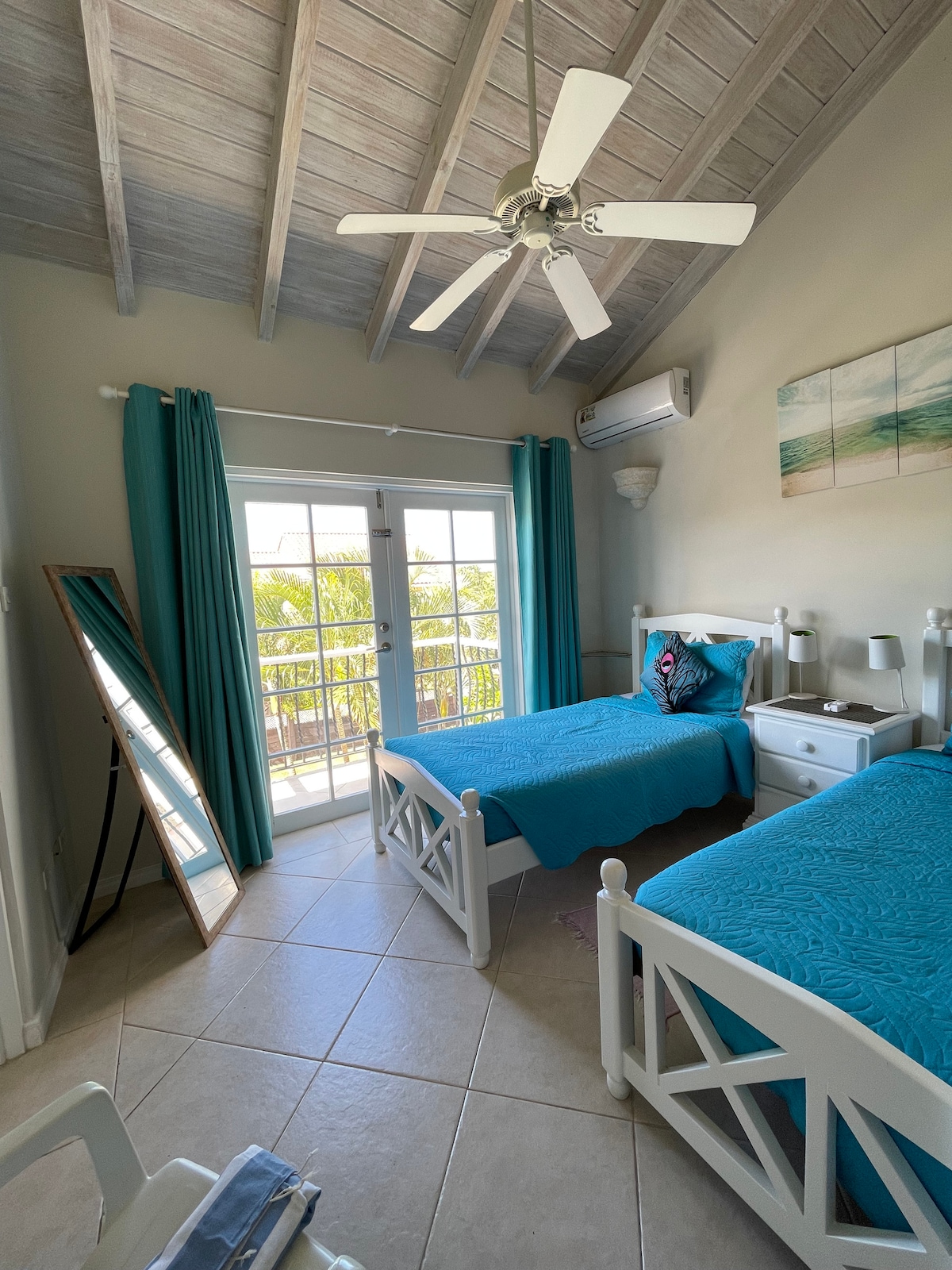 房子前面有双床房