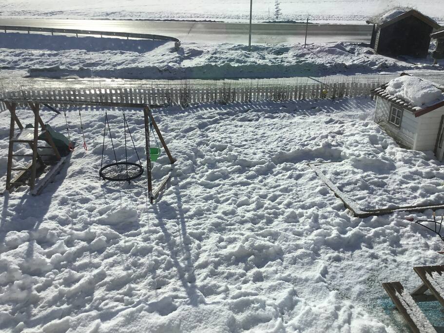 Lekeplass/hage som viser det har vært høy aktivitet.