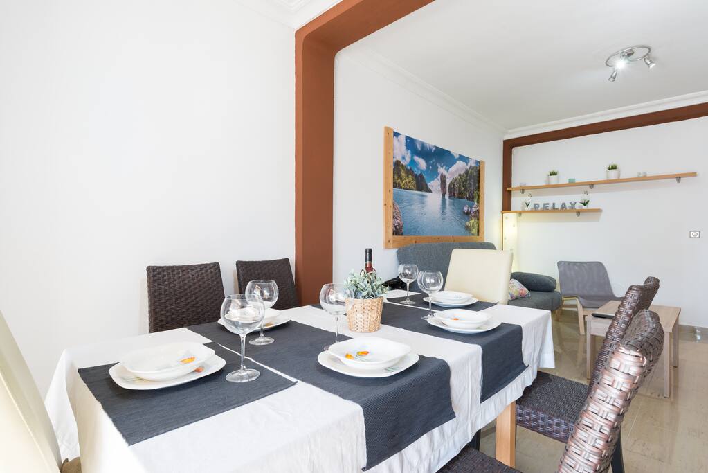 Salón y mesa de comedor / Living room and dining table