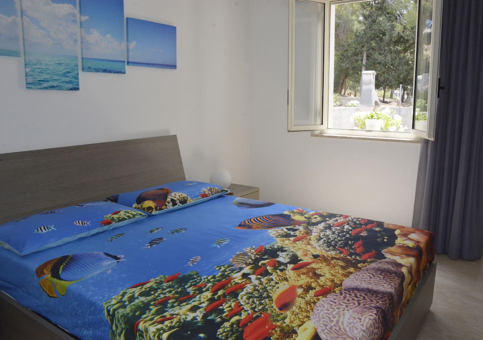 Camera da letto con vista giardino.