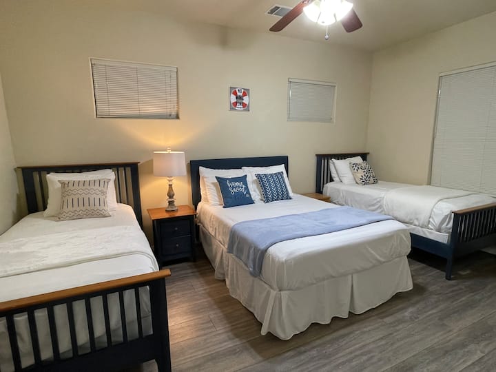 楼下有第三间卧室，有两张双床双床和全尺寸双人床。