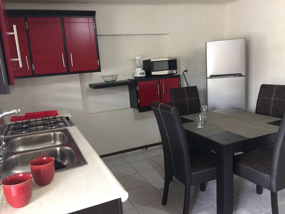 Cocina con todo lo necesario: utensilios, vajilla, cafetera, microondas, licuadora, etc