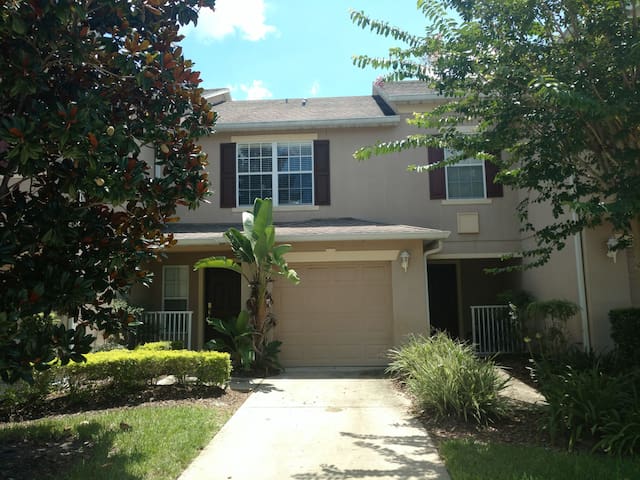 Clean Spacious Cozy Convenient Bedroom next to UCF