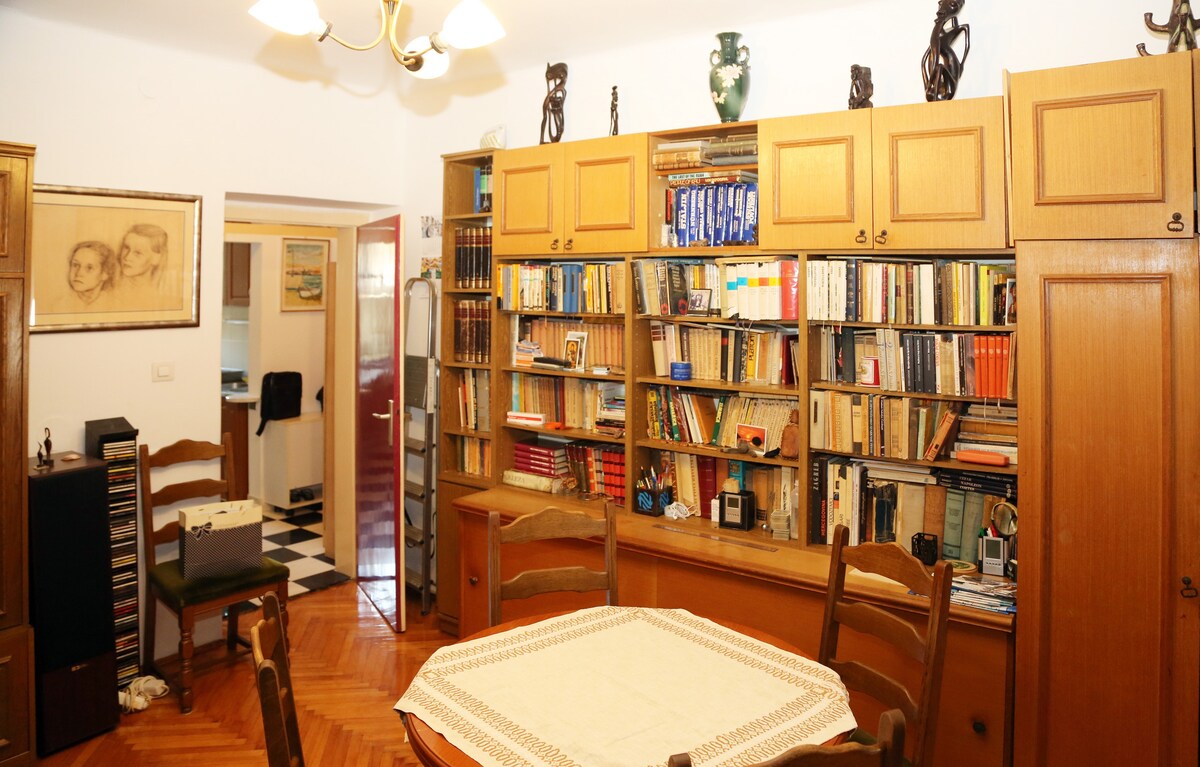 Obývačka s knižnicou