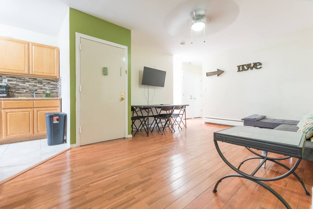 Upper Common Space - Smart TV with Netflix