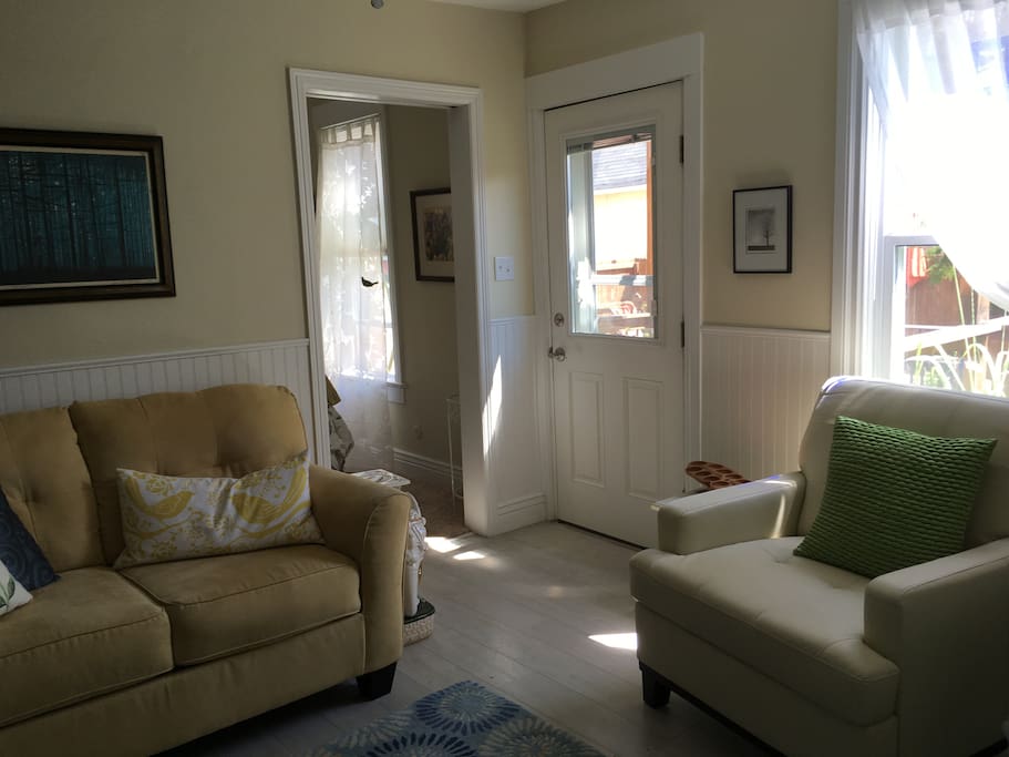 Living Room: light and bright
