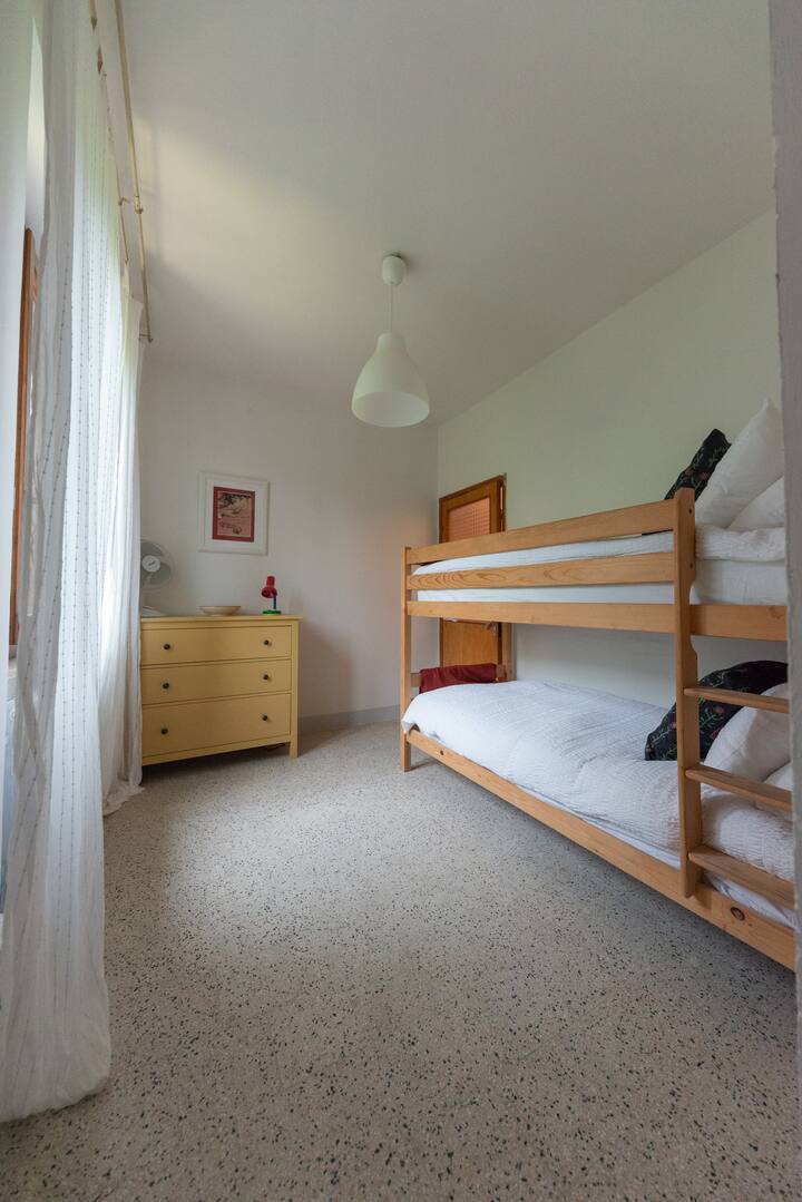 chambre avec lits superposés au dernier étage.