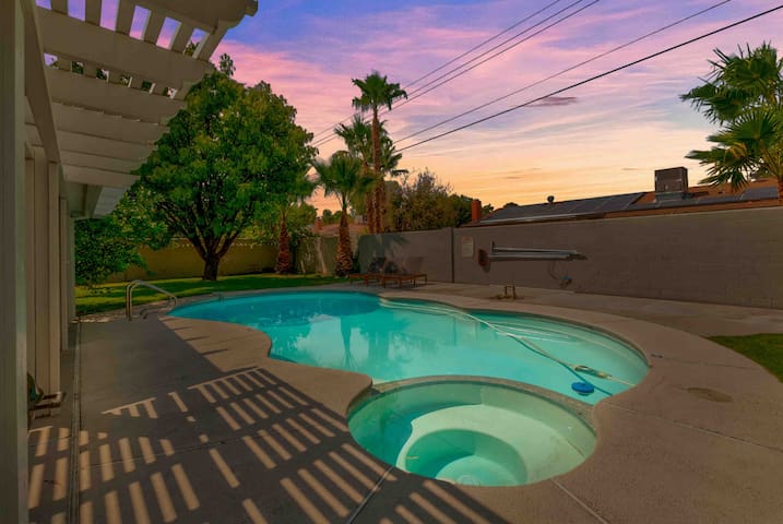 Licensed, Superhost, 5 minutes to the Strip!