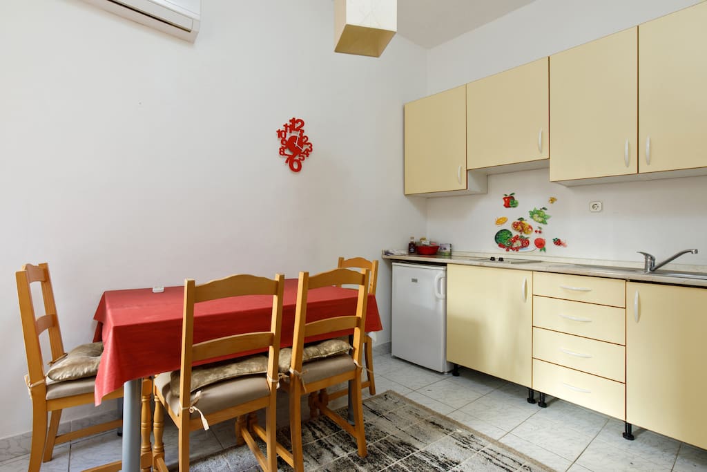 A cute practical kitchen, kitchen desk, a fridge, air conditioning, what else do you need? :)