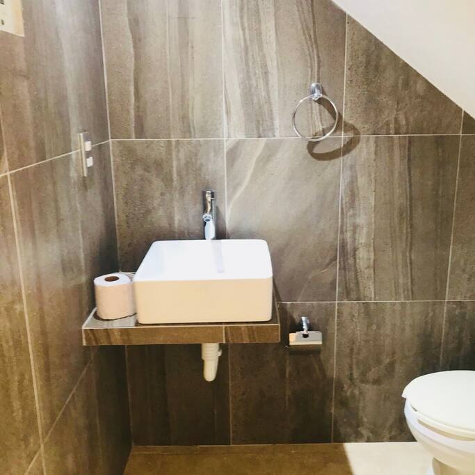 Baño nuevo y limpio