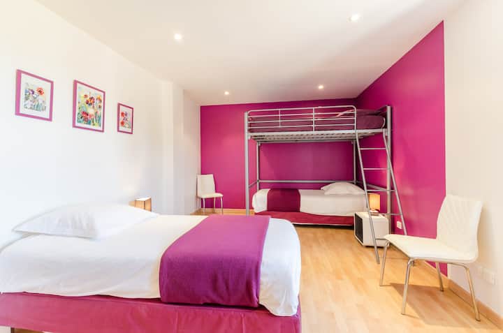 Лилава стая на горния етаж, 2 единични легла и едно високо легло 140*190