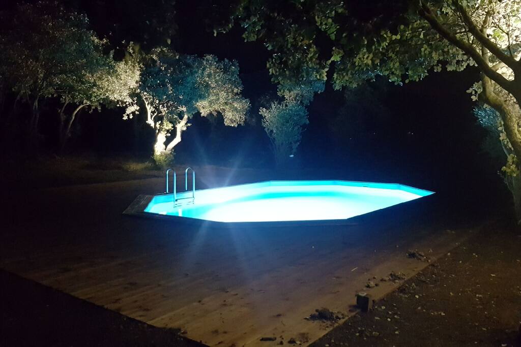Piscine avec éclairage de nuit