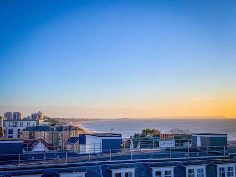 Sunny penthouse apartment 250m from the beach