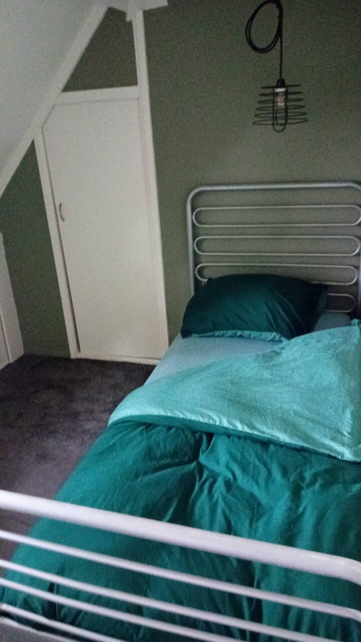 Kitanda cha mtu 1 chenye, ikiwa ni lazima, kitanda kingine cha chini.