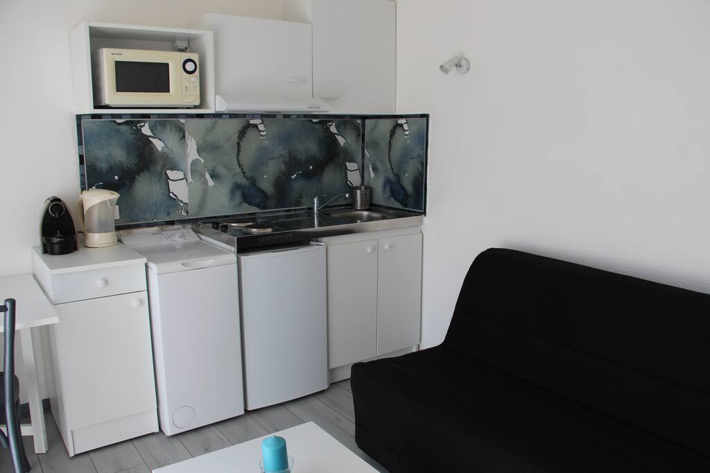 Pièce à vivre, frigo, machine à laver, Nespresso, bouilloire, micro-onde