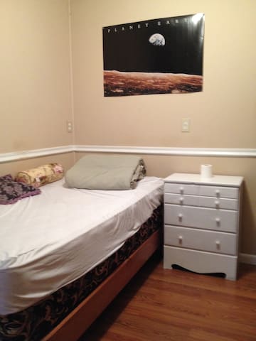 Basic single bed furnished rm/ NS quiet hshld.