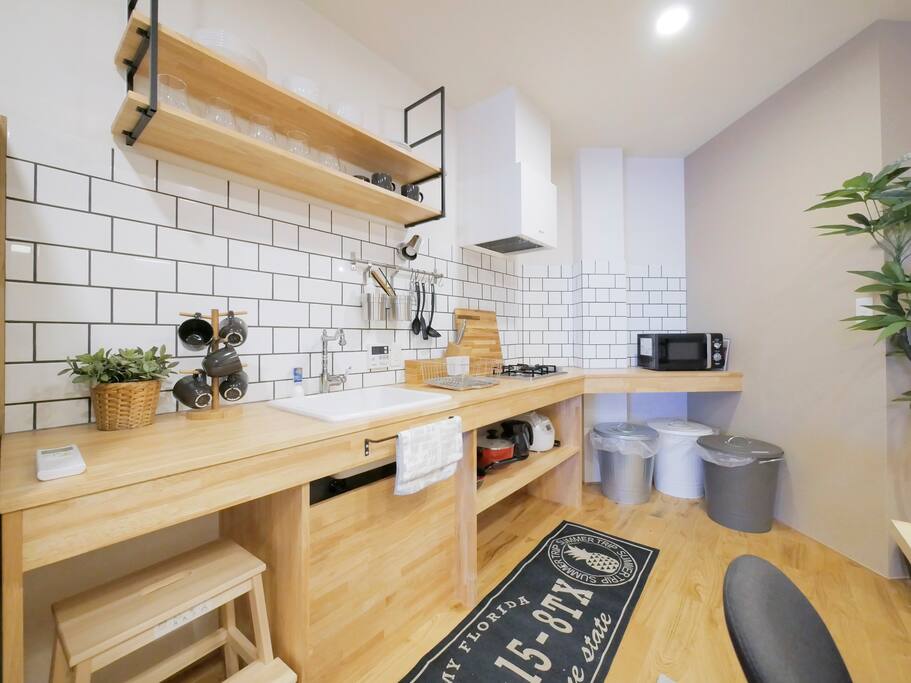 Kitchen : Microwave , rice cooker, electric kettle etc...