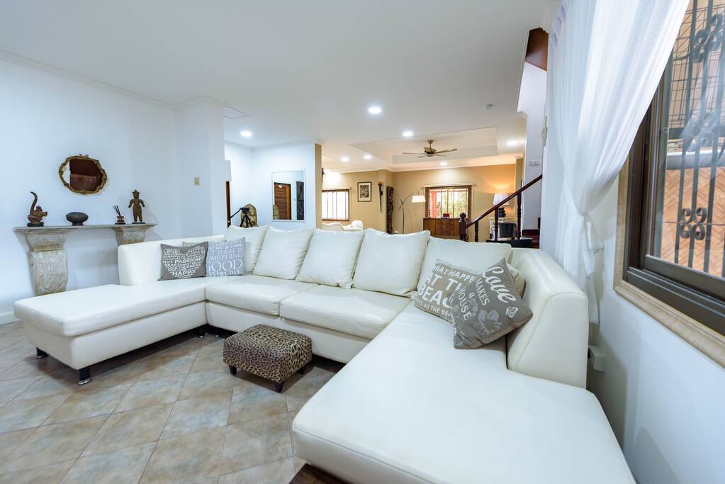 Large Modern Lounge
