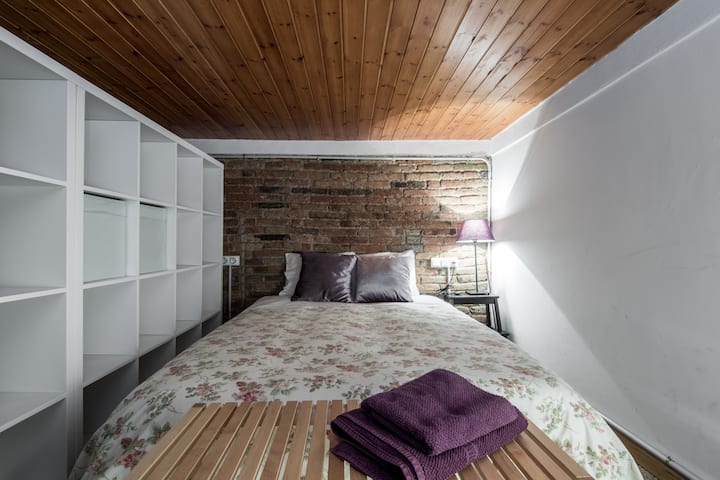 غرفة علوية. (سقف منخفض)