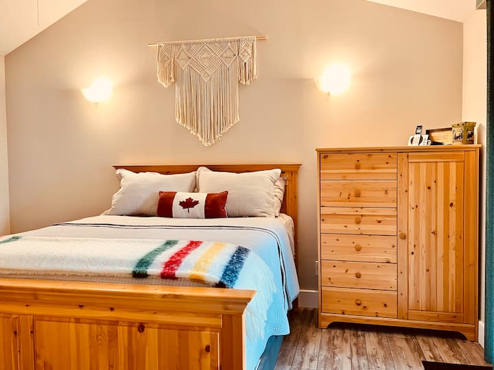 Oh Canada bedroom, Queen Bed