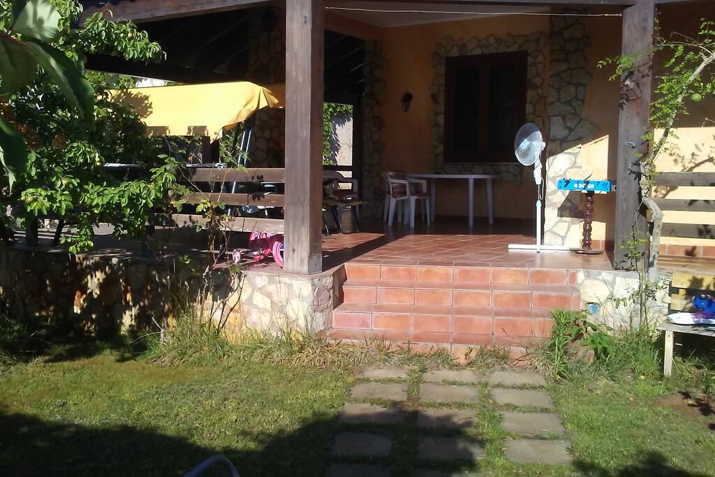 giardino con vista ingresso veranda/garden with veranda entrance view