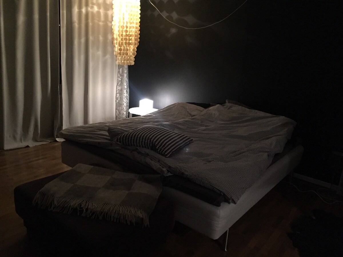 Plan 3 - Dormitorio 1, grande con cama tamaño king 1,80. Pequeño balcón al este. Cortinas opacas. 