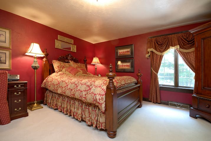 The Roost B&B:  Hunt Suite