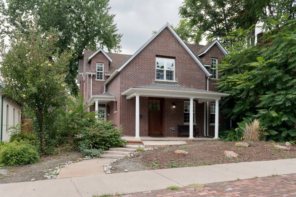 Located across from a beautiful park, complete with playground and a library, this house is in the ideal location. Originally built in 1885 this house has has been rennovated with a huge addition while maintaing the charm of a historic home.