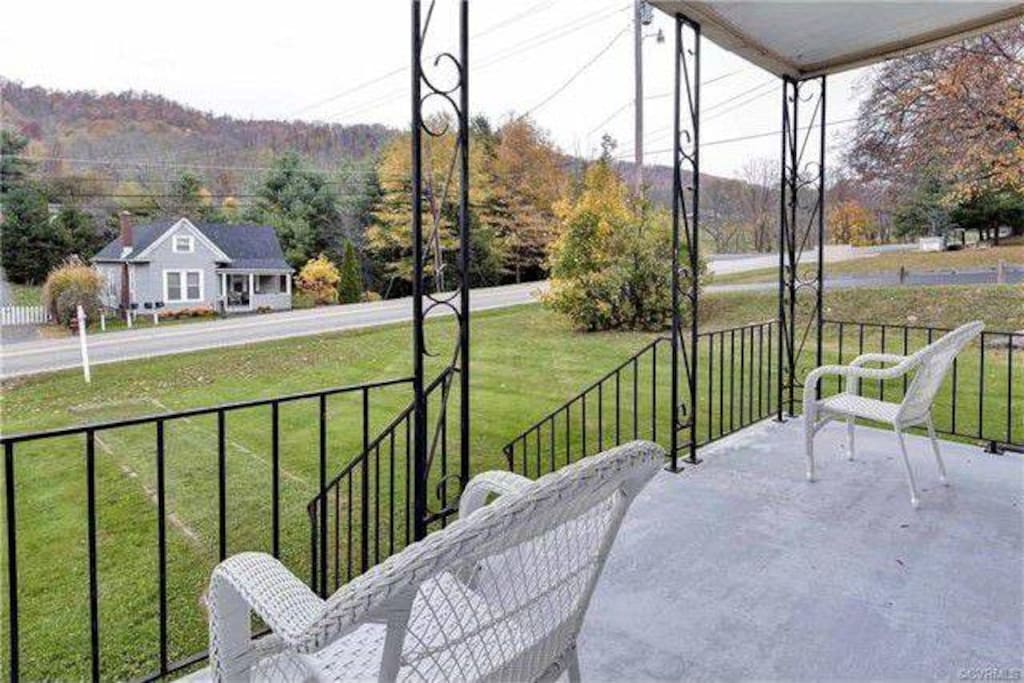 Nice relaxing front porch