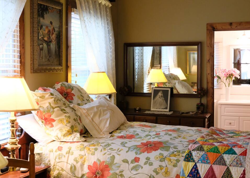 Master 2 with queen bed
