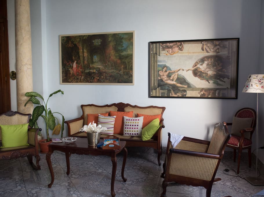 Salón amplio, luminoso y con una decoración cuidada.