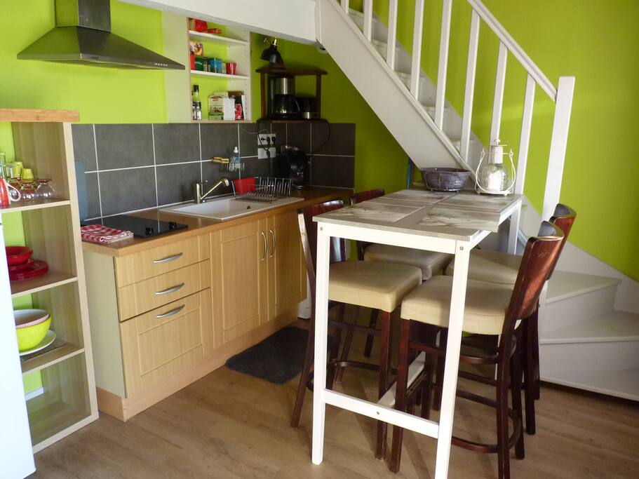 Espace cuisine et mange debout 4 sièges