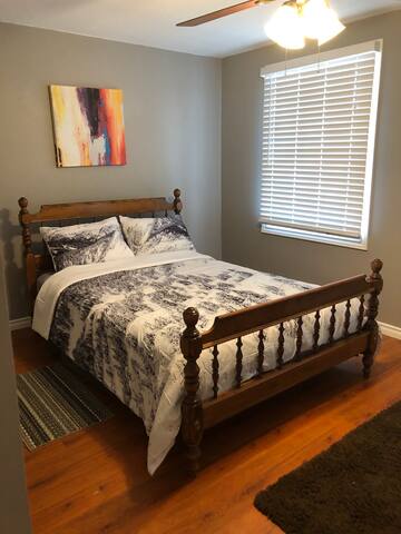 Cozy bedroom near wester university3