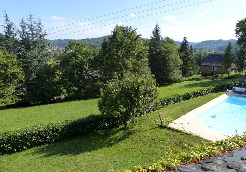 Piscine avec vue sur le village