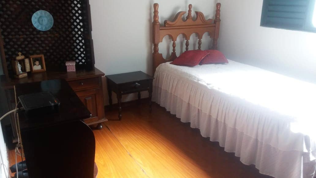 חדר שינה יחיד, ארון בגדים זמין במלואו.