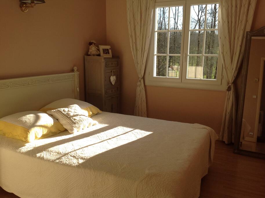 Chambre très ensoleillée le matin